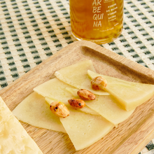 Cargar imagen en el visor de la galería, QUESO CURADO ARTESANO DE LECHE CRUDA DE OVEJA
